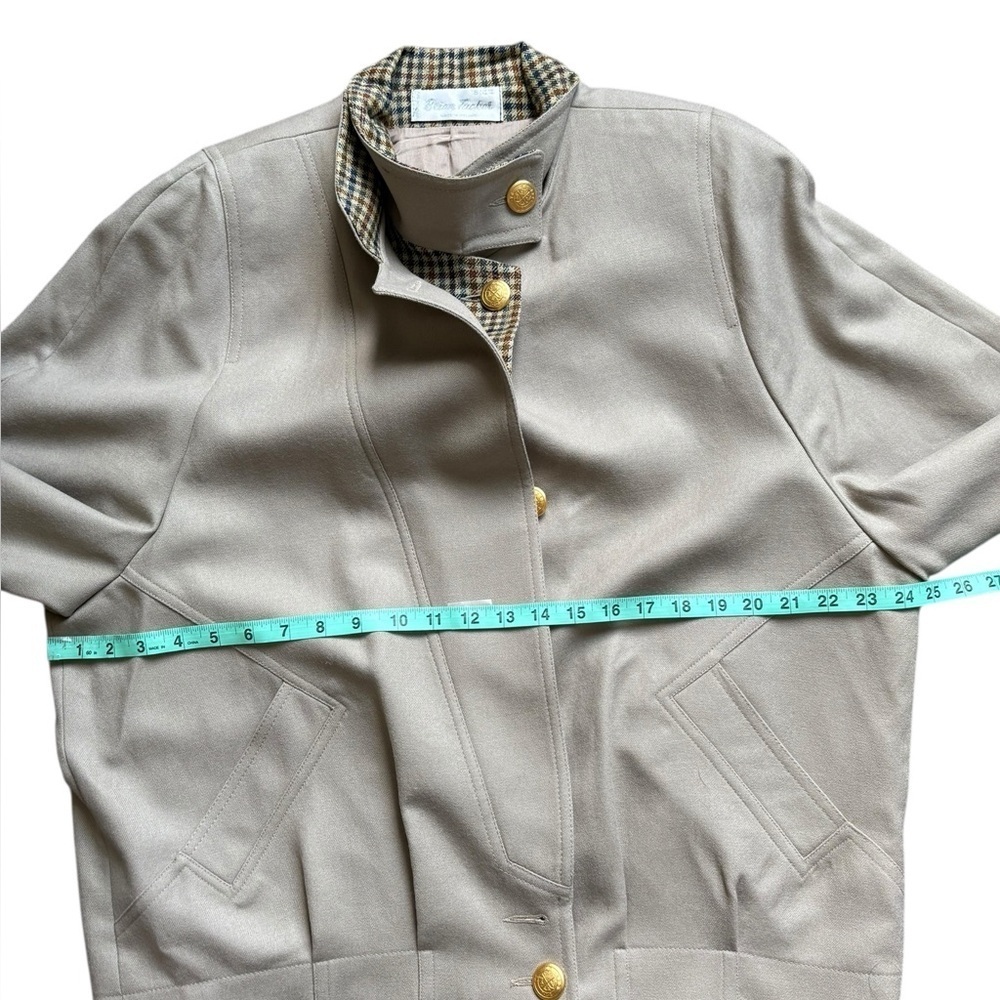 Brian Tucker, beige/houndstooth pure wool jacket with gold buttons size 16. - Picture 9 of 12
